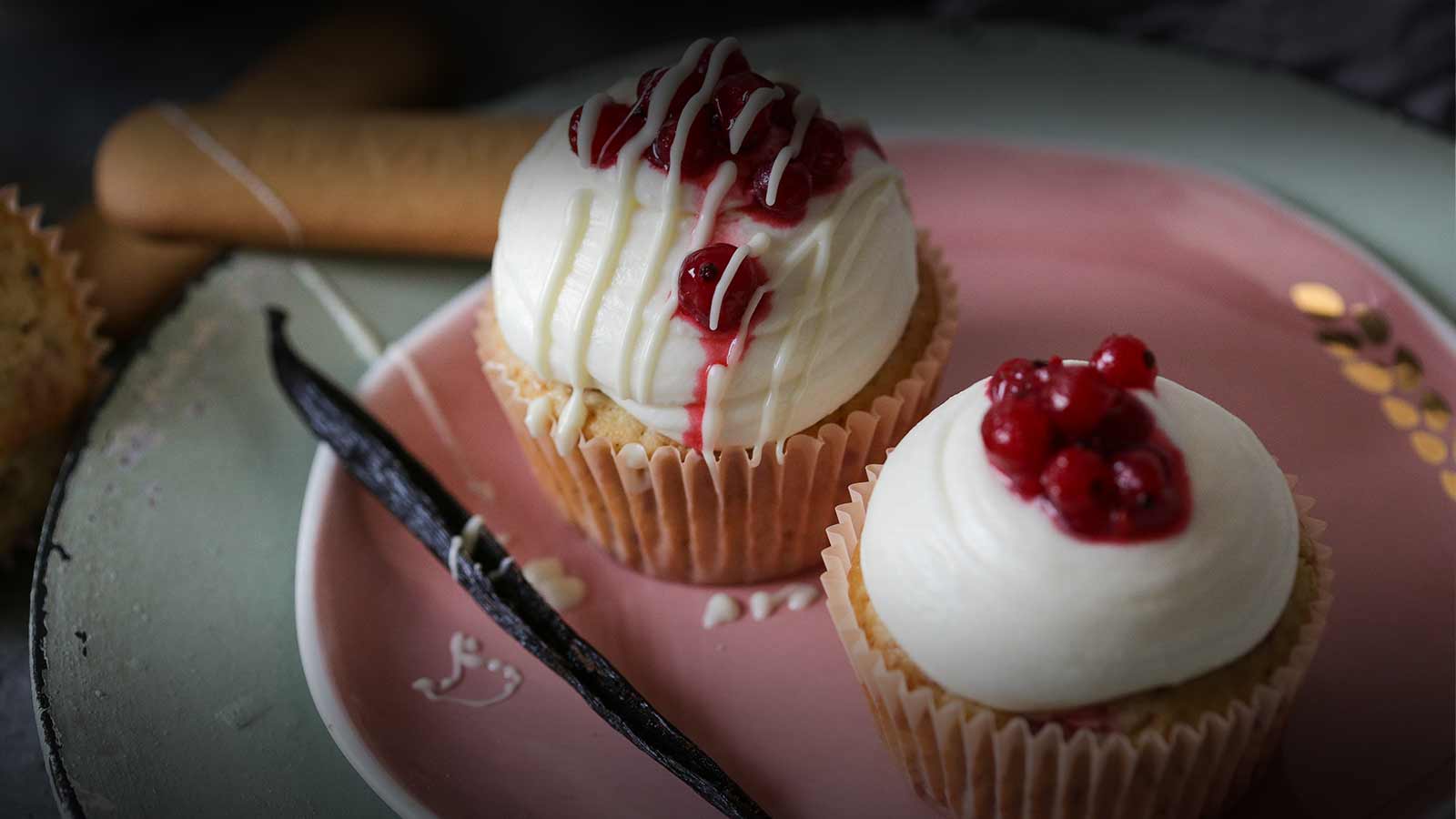 Plazma cupcakes with red berries and white chocolate